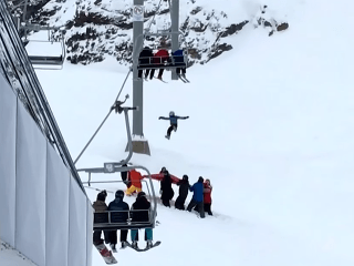 VIDEO dramatickej záchrany lyžiara