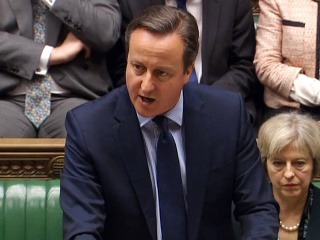 Cameron obhajoval v parlamente