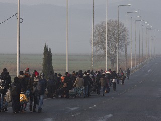 Na grécko-macedónskych hraniciach uviazlo
