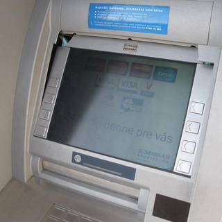 SBS-kár rozbil bankomat, zablokoval