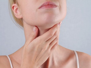 Nepodceňuje štítnu žľazu a