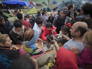 Tisíce utečencov uviazli na