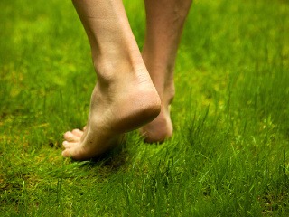 Chôdza naboso, jóga alebo