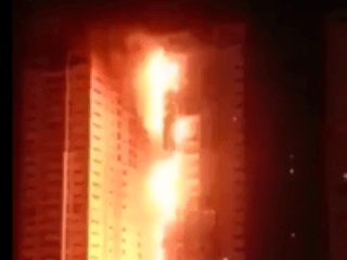 V mrakodrapoch prepuklo ohnivé