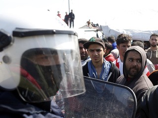 Vo Francúzsku vyčíňali migranti: