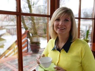 Žena šokuje svoju rodinu