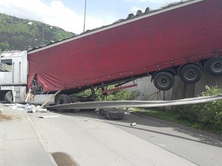 Nehoda kamióna na rýchlostnej