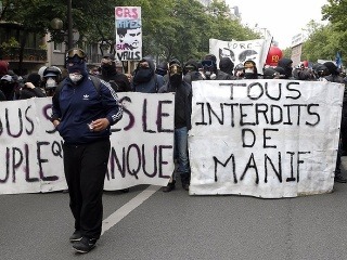 FOTO Policajti vo Francúzsku