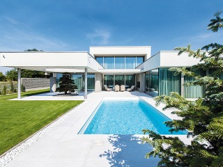 Pod krídlami domu. Stavba