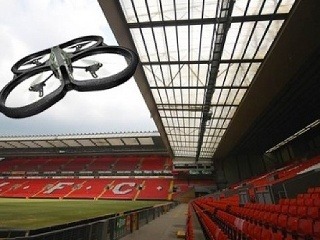 Drony si na futbalových