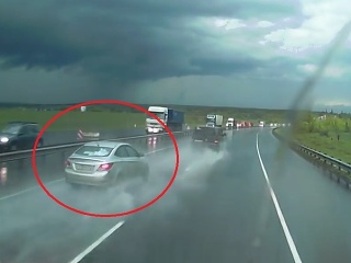 Hyundai Solaris a aquaplaning