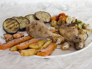 Grilovaná zelenina so stehienkami