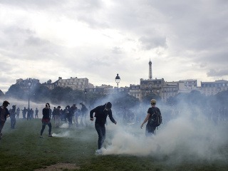 Pekelné demonštrácie v Paríži: