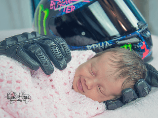 FOTO novorodenca s motorkárskymi