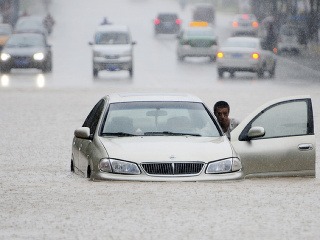 Britániu sužujú záplavy spôsobené