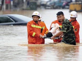Čínu sužujú záplavy, ktoré