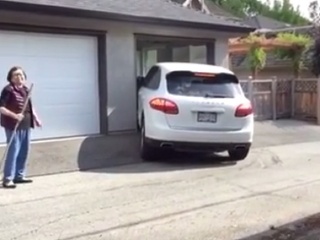 Porsche Cayenne a garáž