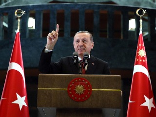 Čistky v Turecku naďalej
