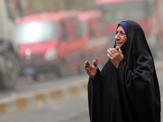Iracká žena žiali nad