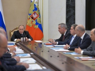 Vladimir Putin vedie schôdzu