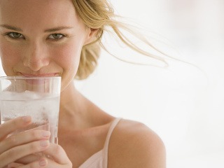 Lezie vám citrónová voda