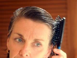 Stravou proti šediveniu vlasov: