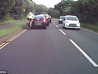 Cyklista narazil do auta