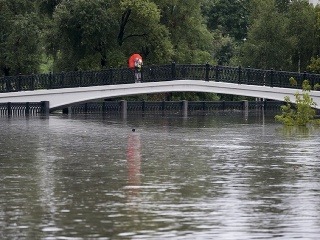 Moskvu zasiahol prívalový dážď,