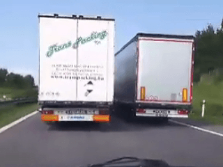 Hrozivé VIDEO súboja kamionistov