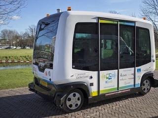 Autonómne mikrobusy zaplnia ulice