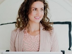 Má len tridsať rokov,