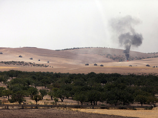 Tanky prechádzajú k sýrskej
