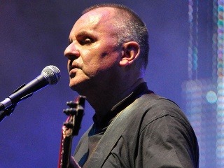 Elán ospevuje diktátora a