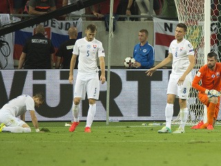 Smutní slovenskí futbalisti zľava