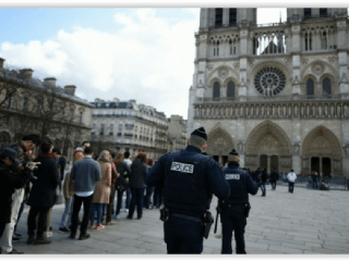 Poplach v Paríži: Turisti