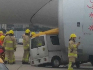 Dodávka narazila do lietadla