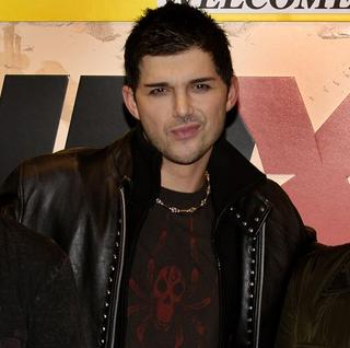 Speváka INXS vyhodili z