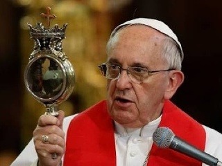 Pápež František s ampulkou