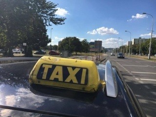 Taxikár vozil zákazníka po