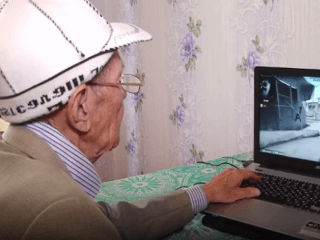 71-ročný dôchodca je hitom