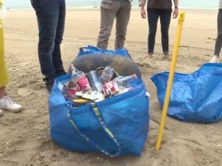 Odpadky z pláží pretvára