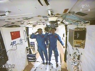 Dvojica čínskych kozmonautov.