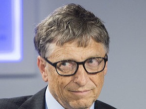 Obeduje burgre a pije