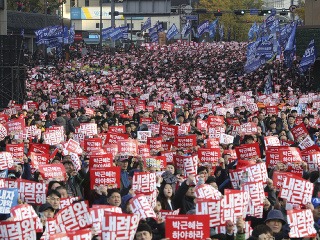 Proti juhokórejskej prezidentke protestovalo
