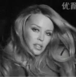 Pobláznená Kylie Minogue: Ukazuje
