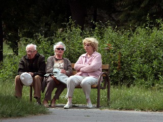 Dôchodcovia na lavičke
