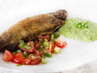 Pečený pstruh na hráškovom