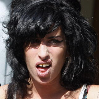 Amy Winehouse sa pokúša