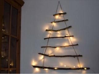 Nádherný moderný vianočný stromček