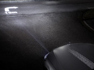Mercedes predstavil evolučné holo-svetlomety